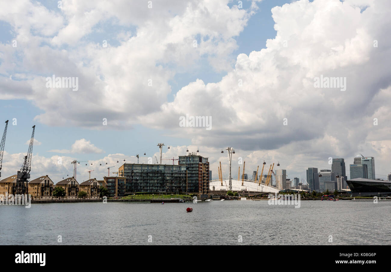 Londres, Royaume-Uni, le 5 août 2017 : Docklands et City airport de l'Est de Londres. Banque D'Images