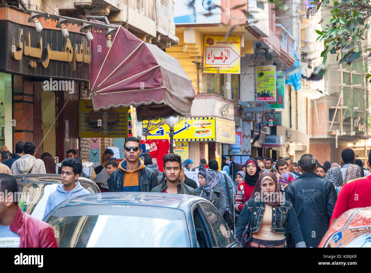 Peuple égyptien dans les rues d'Alexandria, Egypte Banque D'Images