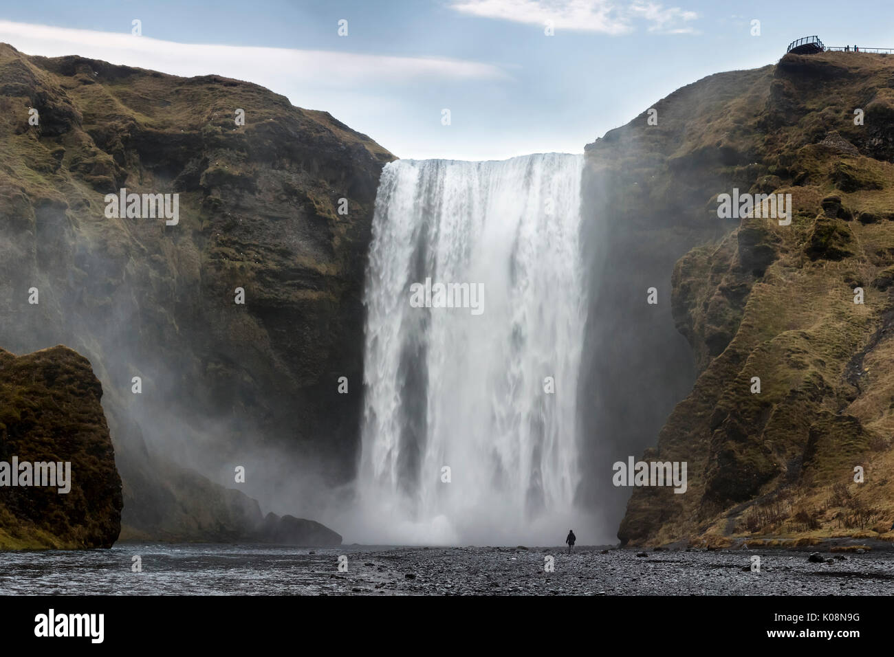 L'homme regardant cascade Skogafoss, Skogar, Gardabaer, la capitale nationale, de l'Islande, de l'Europe Banque D'Images
