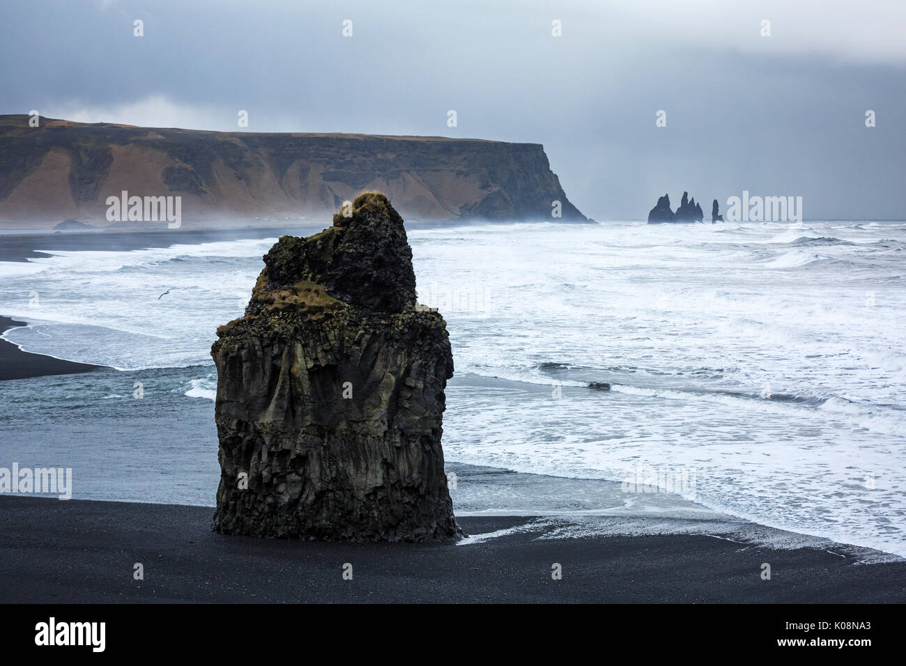 Rock solitaire sur la plage de Vik, Reynisfjara qui jouit, Sudurland, Islande, Europe Banque D'Images