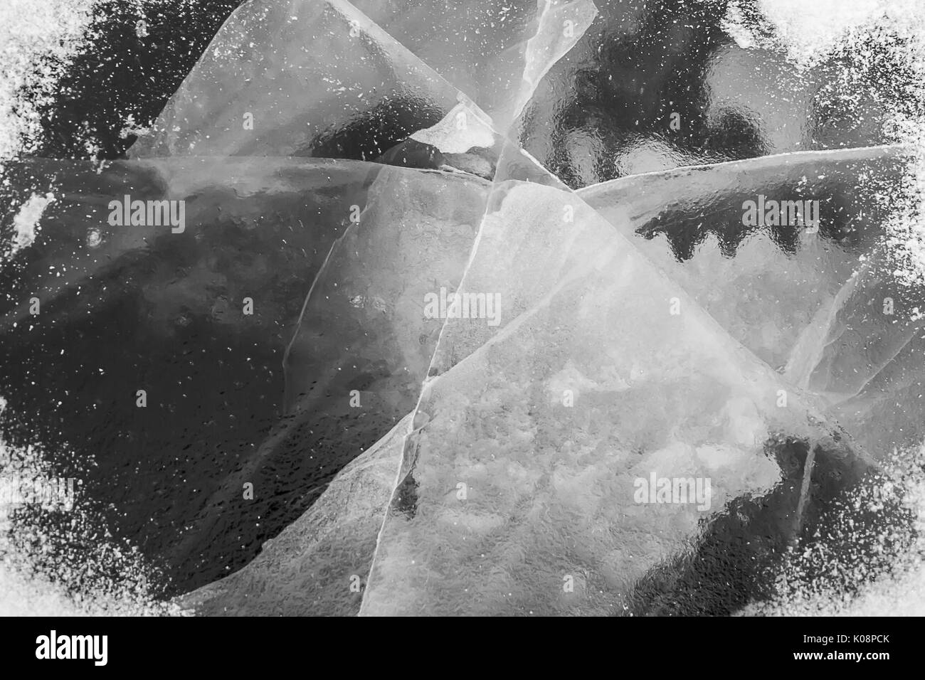 La texture de la glace sur un lac d'eau en hiver à l'extérieur avec de la neige Banque D'Images