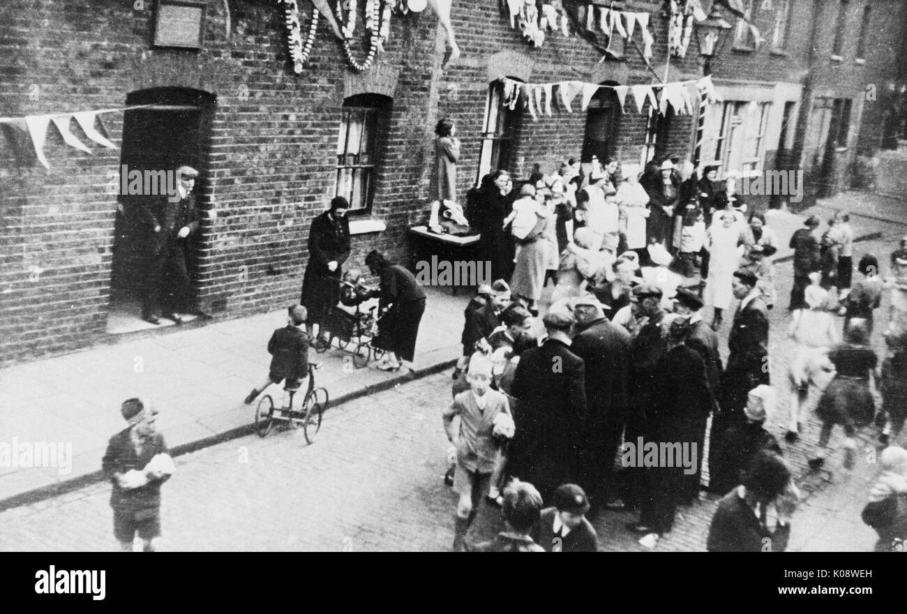 Vue aérienne, personnes à une fête de rue avec des banderoles Banque D'Images