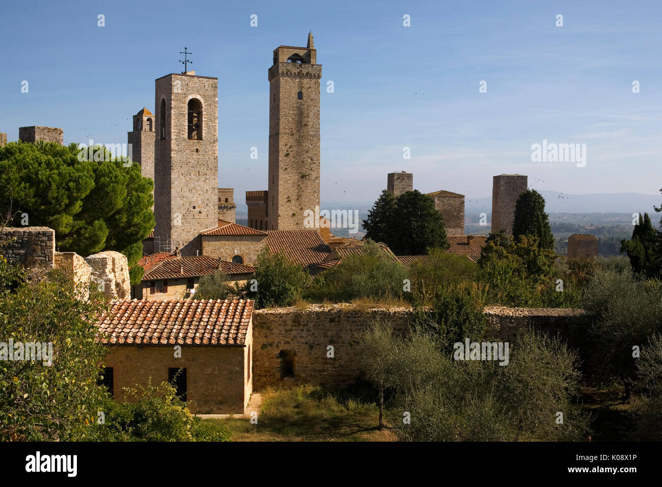 Torre Grossa et autres tours de la Rocca di Montestaffoli, San Gimignano, Toscane, Italie Banque D'Images