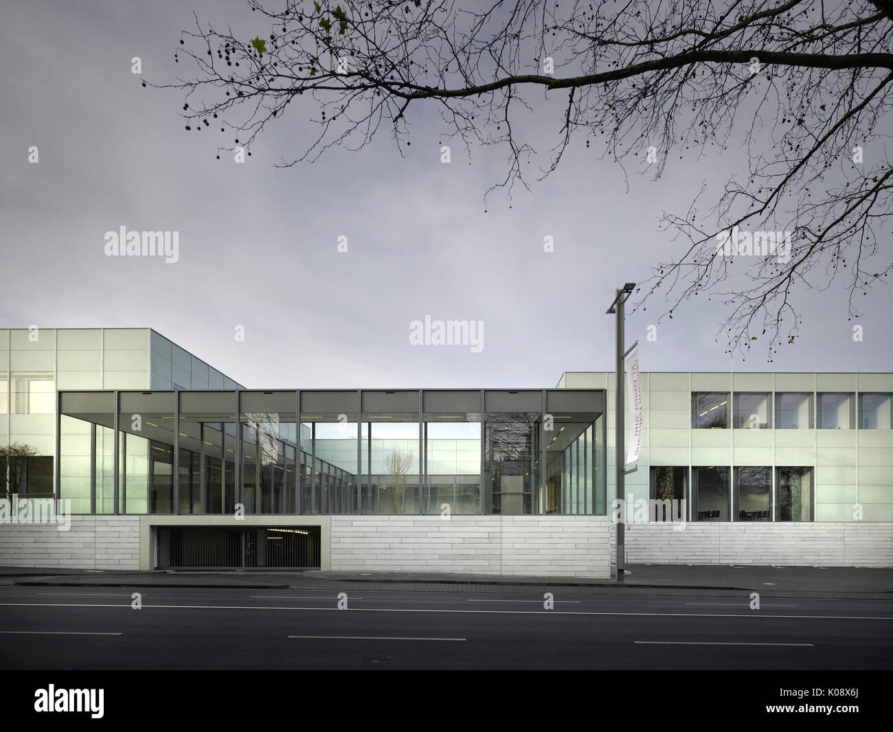 Avec l'élévation du corridor vitré. Musée Folkwang, Essen, Allemagne. Architecte : David Chipperfield Architects Ltd, 2010. Banque D'Images