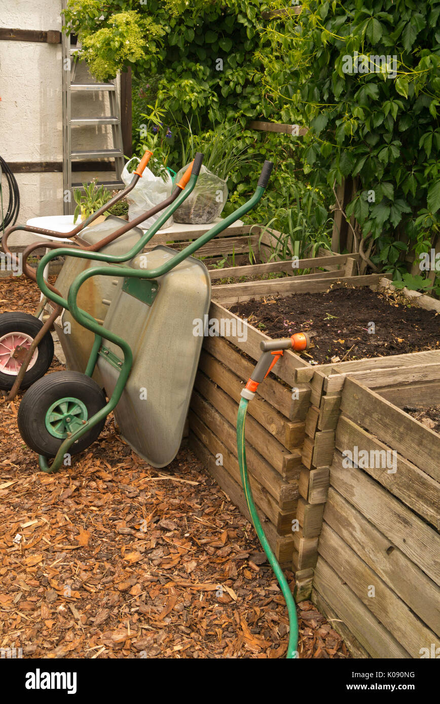 Bac à compost en bois avec des brouettes de la main Banque D'Images