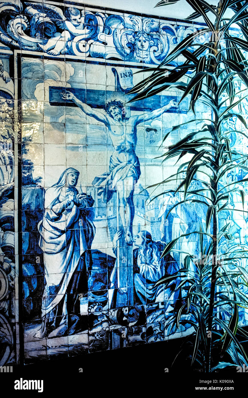 Une grande œuvre religieuse d'azulejos (carreaux de céramique bleue) représente Jésus Christ sur la croix et décore un mur extérieur au Couvent de Nossa Senhora da Esperança, à Ponta Delgada sur l'île de São Miguel, dans les Açores, une région autonome du Portugal dans l'océan Atlantique Nord. Banque D'Images