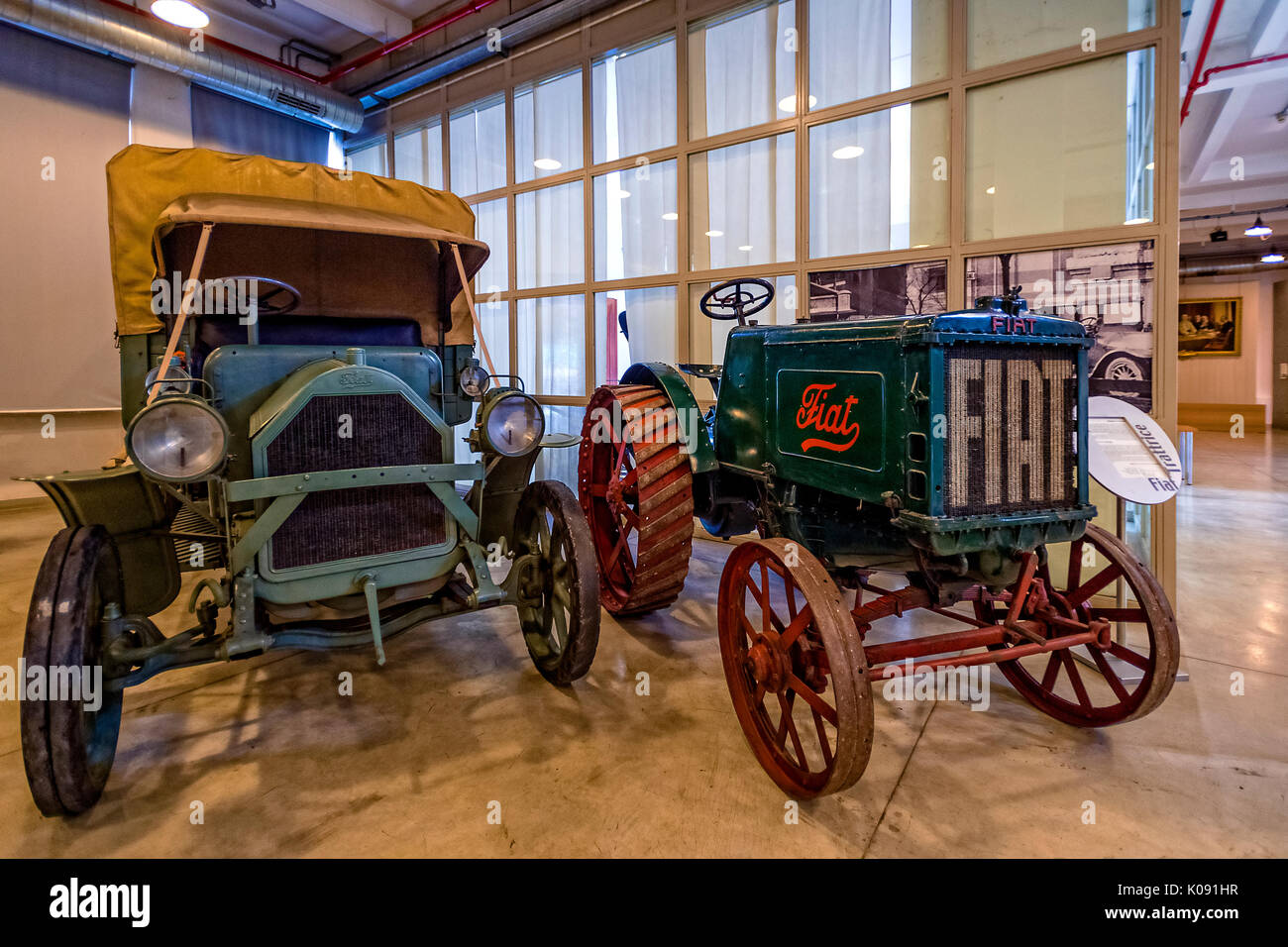Le Fiat Centro Storico est un musée et archives d'entreprise basée à Turin. Expose des voitures, des avions, des trains, des tracteurs, camions, vélos, machines à laver, réfrigérateurs avec marque Fiat -le tracteur et chariot Banque D'Images