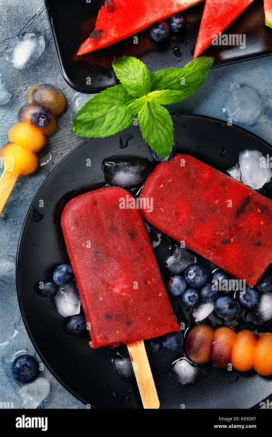 La glace de pastèque fruits, l'orange et bleuets avec des feuilles de menthe. Vue de dessus de l'été le dessert Banque D'Images