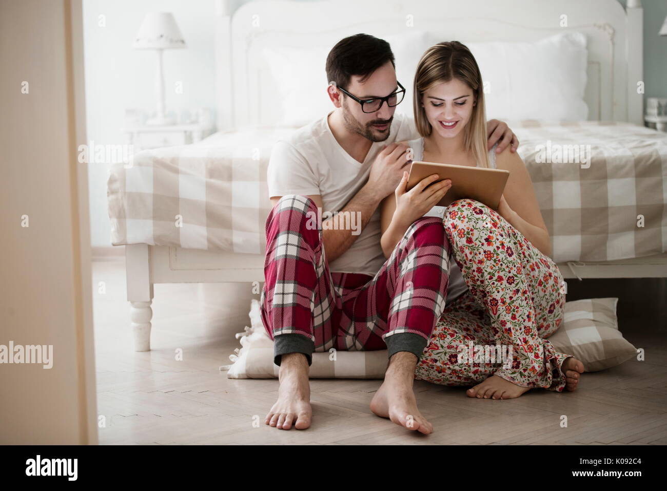Beau couple amoureux using digital tablet Banque D'Images