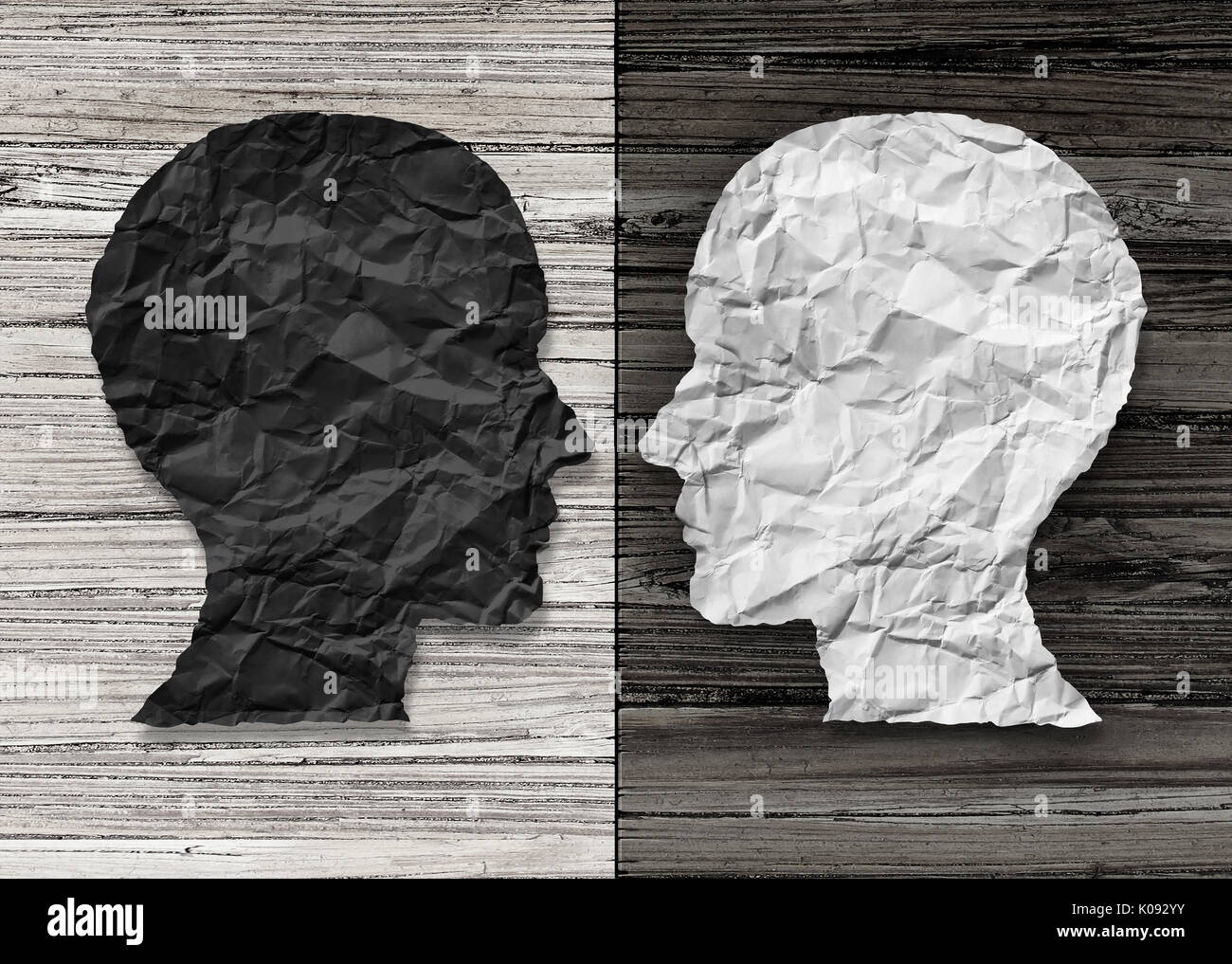 Santé mentale et bipolaire trouble du cerveau concept comme une tête humaine dans le papier divisé en deux couleurs comme un symbole de l'émotion et l'humeur neurologiques. Banque D'Images