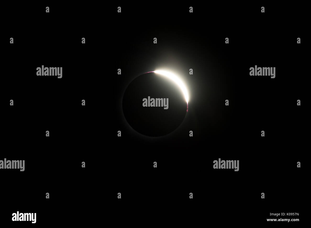 Comme le soleil brille à travers les vallées de la lune d'un anneau de diamant est visible pendant l'éclipse totale USA 2017 Banque D'Images