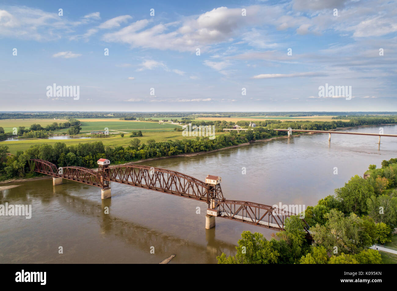 Chemin de fer historique Katy Pont sur la rivière Missouri à Boonville en soulevant une section médiane et plate-forme d'observation des visiteurs - vue aérienne Banque D'Images