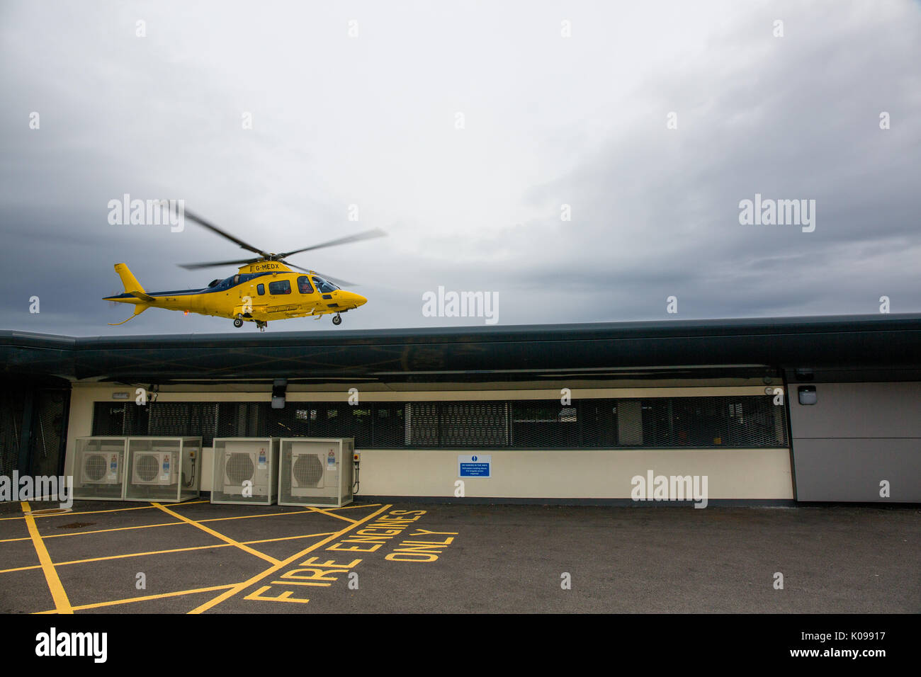 Air Ambulance décollant de l'héliport de l'Hôpital général du nord de Sheffield. Banque D'Images