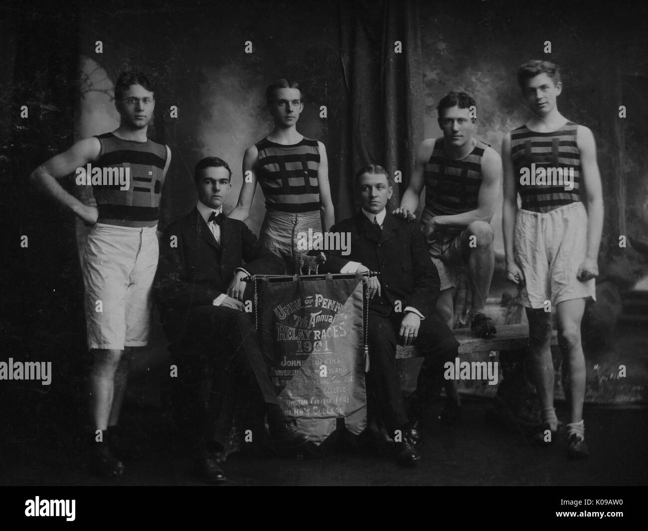 Photo de groupe, les membres de l'équipe en uniforme sont debout autour de l'équipe manager Pearre assis et Macdermott qui sont assis de chaque côté de la bannière de championnat, le 21 avril 1900. Banque D'Images
