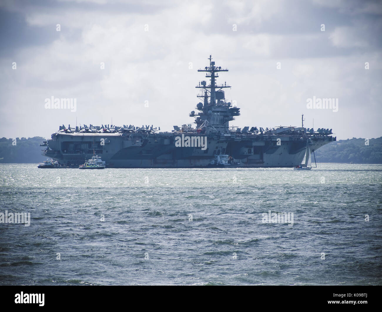 L'USS George H W Bush ancrée dans Stokes Bay dans le Solent, Angleterre Banque D'Images L'USS George H W Bush ancrée dans Stokes Bay dans le Solent, Angleterre Banque D'Images