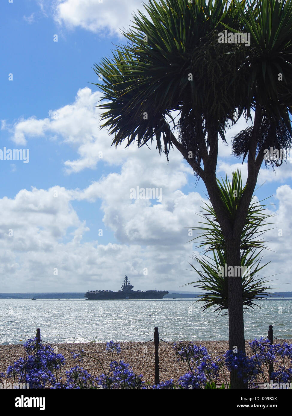 La vue de Stokes Bay, Portsmouth, avec vue sur le Solent et l'USS George H W Bush Banque D'Images
