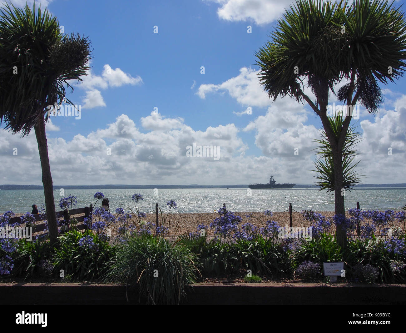 La vue de Stokes Bay, Portsmouth, avec vue sur le Solent et l'USS George H W Bush Banque D'Images La vue de Stokes Bay, Portsmouth, avec vue sur le Solent et l'USS George H W Bush Banque D'Images