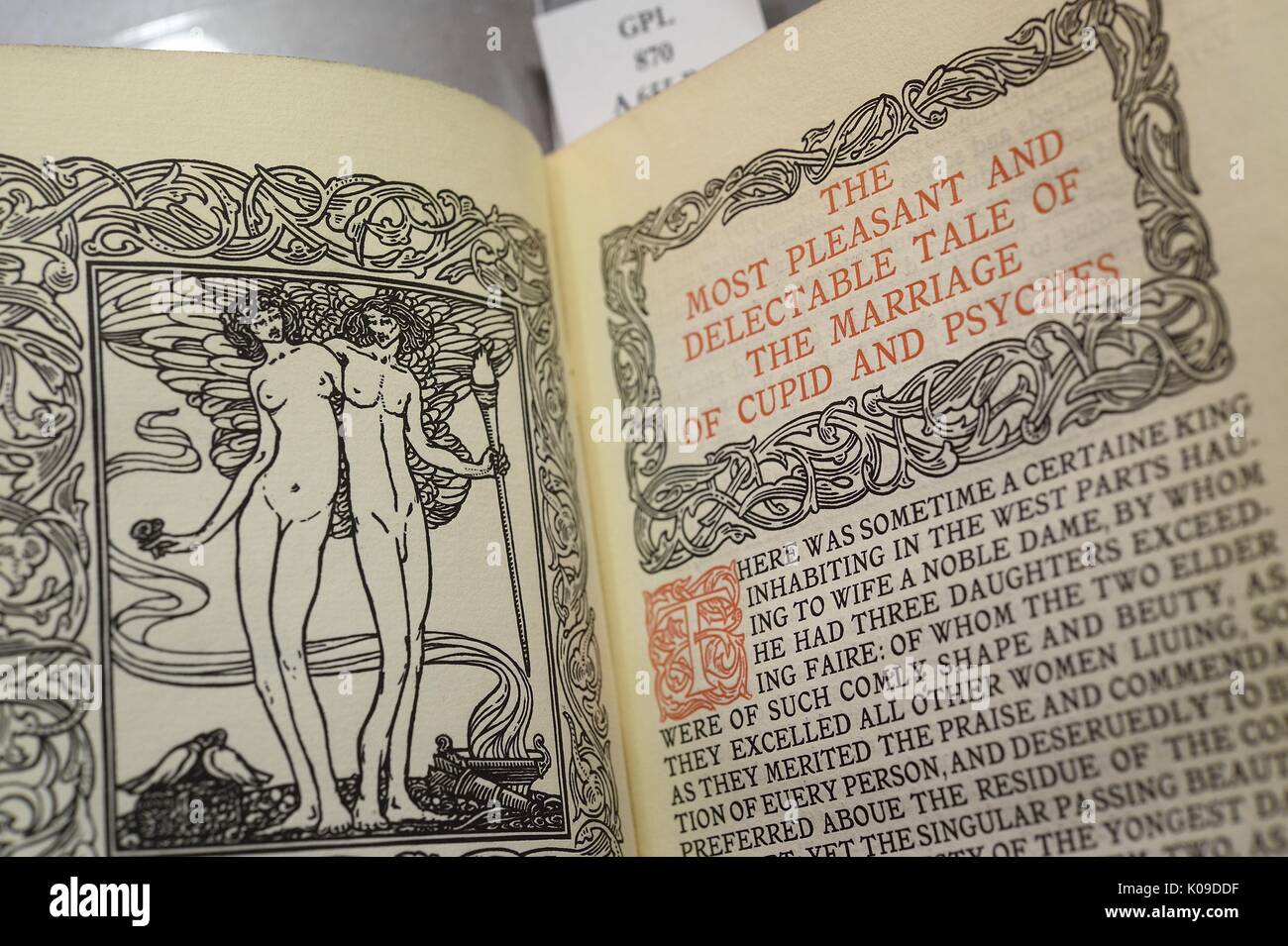 Photo d'un livre ouvert, d'un côté est une illustration de Cupidon et Psyché, et sur l'autre page est le titre "La plus agréable et délectable Histoire du mariage de Cupidon et Psyché' et le début de l'histoire, le 11 février 2016. Banque D'Images