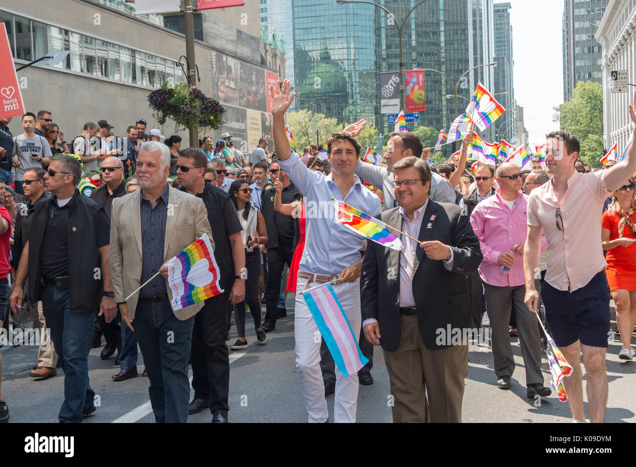 PM canadien Justin Trudeau, le maire de Montréal, Denis Coderre, l'Irlande PM Leo Varadkar et PM du Québec Philippe Couillard prendre part au défilé de la fierté Montréal Banque D'Images