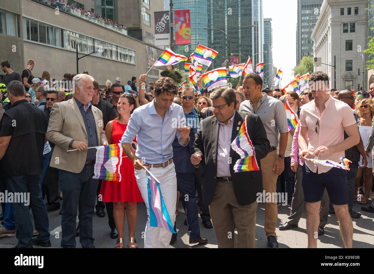 PM canadien Justin Trudeau, le maire de Montréal, Denis Coderre, l'Irlande PM Leo Varadkar et PM du Québec Philippe Couillard prendre part au défilé de la fierté Montréal Banque D'Images