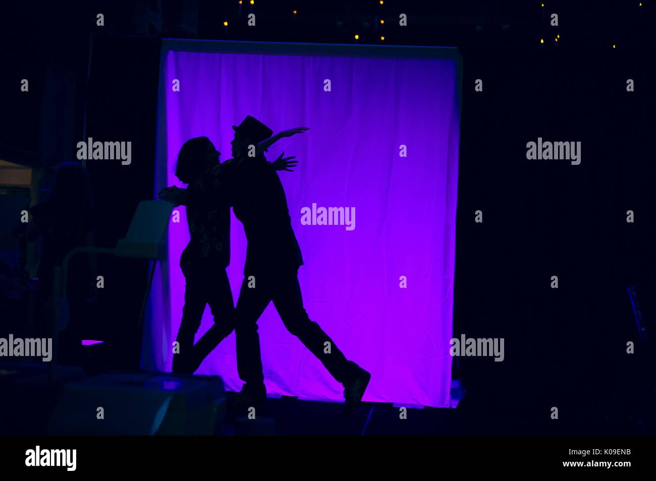 Les ombres de deux personnes, un homme et une femme, sur un écran rétro-éclairé de pourpre, Halloween à Peabody, 31 octobre 2015. Banque D'Images