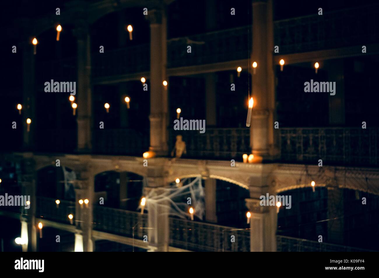 Point de vue d'un niveau supérieur de la bibliothèque Peabody de lumières qui pendait au-dessus de 2015. Avec la permission de Eric Chen. Banque D'Images