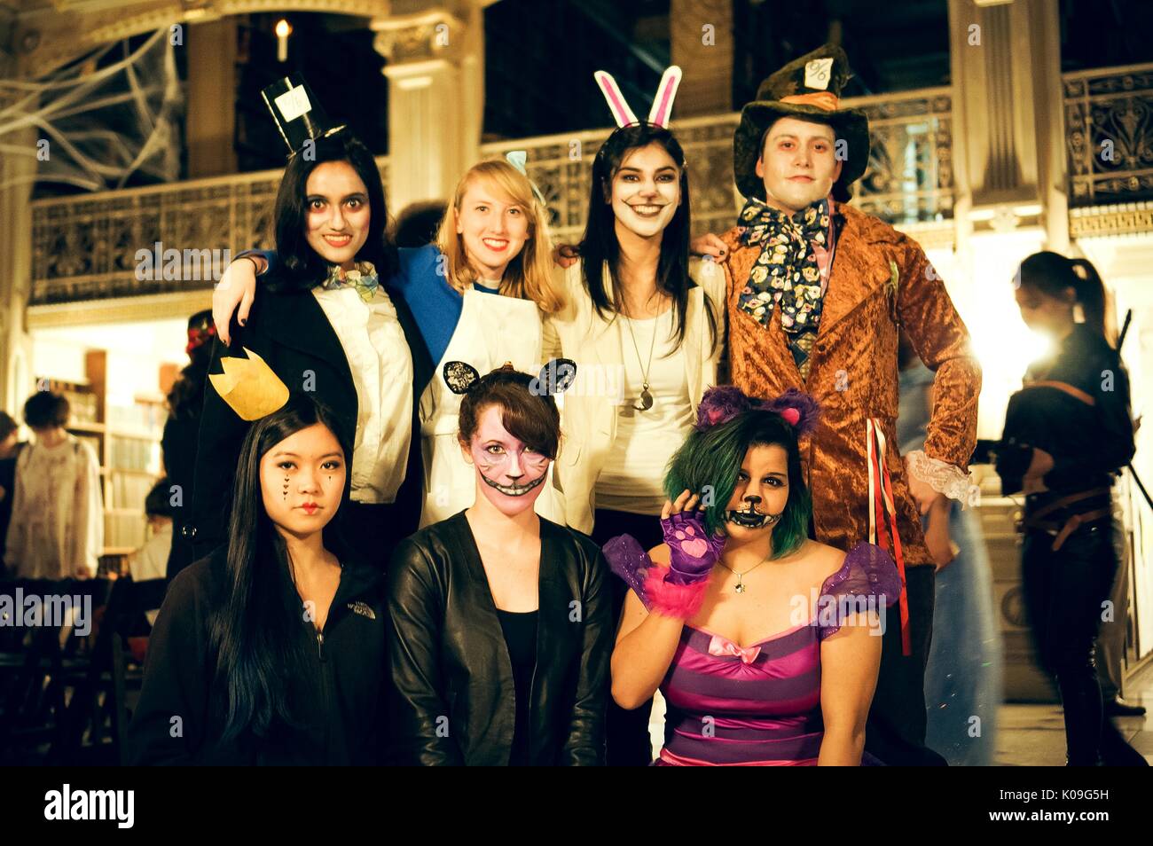 Un groupe d'étudiants du collège féminin posent pour une photo, ils sont tous habillés comme des personnages de l'histoire 'Alice in Wonderland', l'Halloween à la Johns Hopkins University's George Peabody Library, 2015. Avec la permission de Eric Chen. Banque D'Images