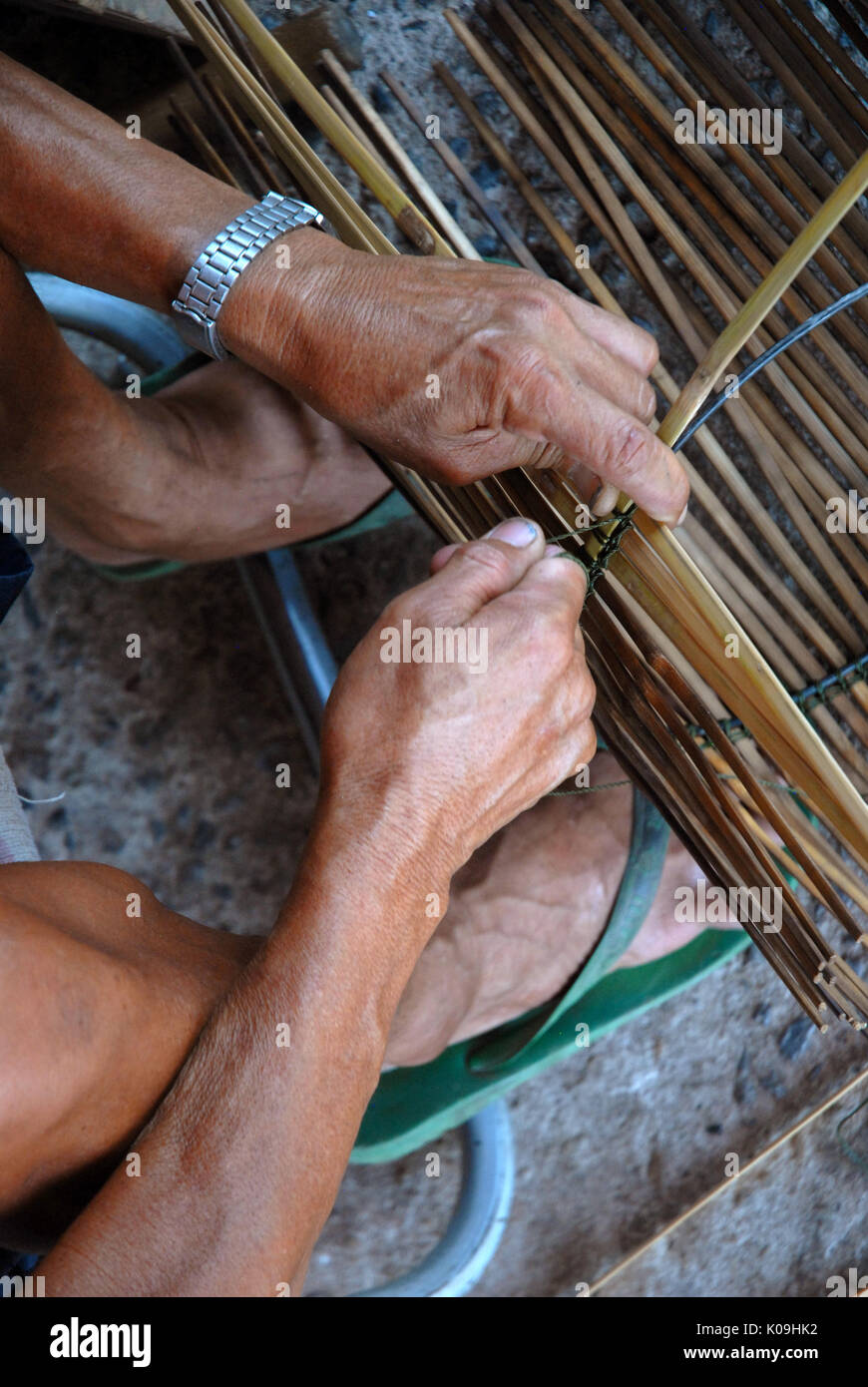 Hommes tissage paniers, Udon Thani, Thaïlande. Banque D'Images