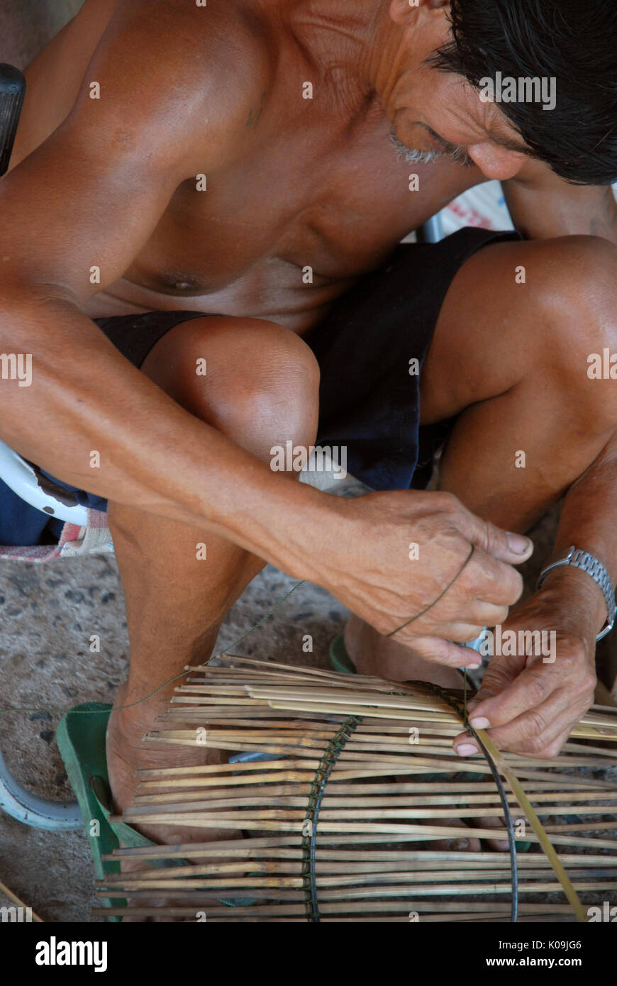 Hommes tissage paniers, Udon Thani, Thaïlande. Banque D'Images