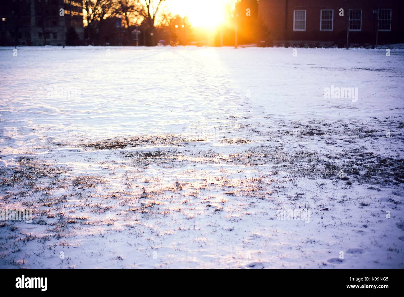 Le soleil se couche entre les bâtiments universitaires sur le campus de l'Homewood enneigé à l'Université Johns Hopkins de Baltimore, Maryland, 2015. Avec la permission de Eric Chen. Banque D'Images