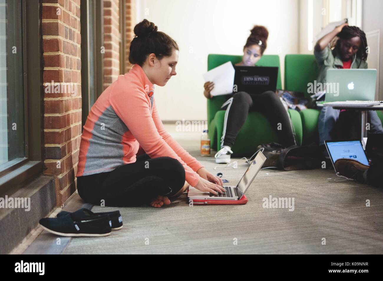 Les étudiants sur leurs ordinateurs portables dans l'étude d'apprentissage communes Brody, un espace d'étude et de la bibliothèque sur l'Homewood campus de l'Université Johns Hopkins à Baltimore, Maryland, 2015. Avec la permission de Eric Chen. Banque D'Images