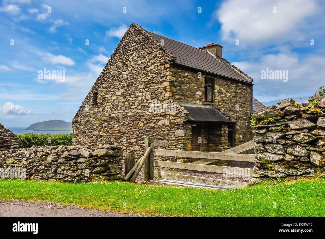 Une maison en pierre l'un de la péninsule de Dingle, comté de Kerry, Irlande Banque D'Images