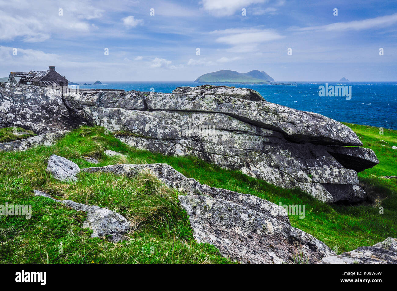 Une structure en ruine se trouve le long du littoral irlandais rocheux avec les îles Blasket dans l'arrière-plan Banque D'Images