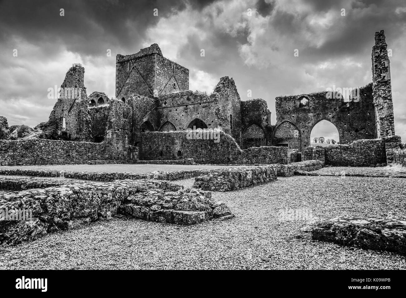 Noir et blanc à contraste élevé de l'image les ruines de Hore Abbey, Cashel, comté de Tipperary, Irlande Banque D'Images
