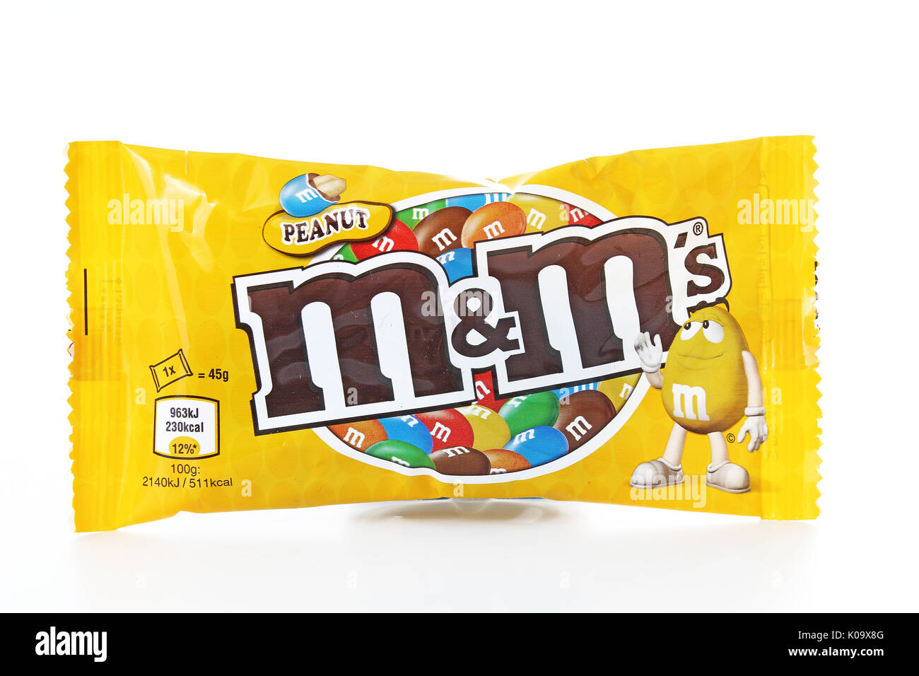 M&M's jaune isolé sur fond blanc studio. Banque D'Images