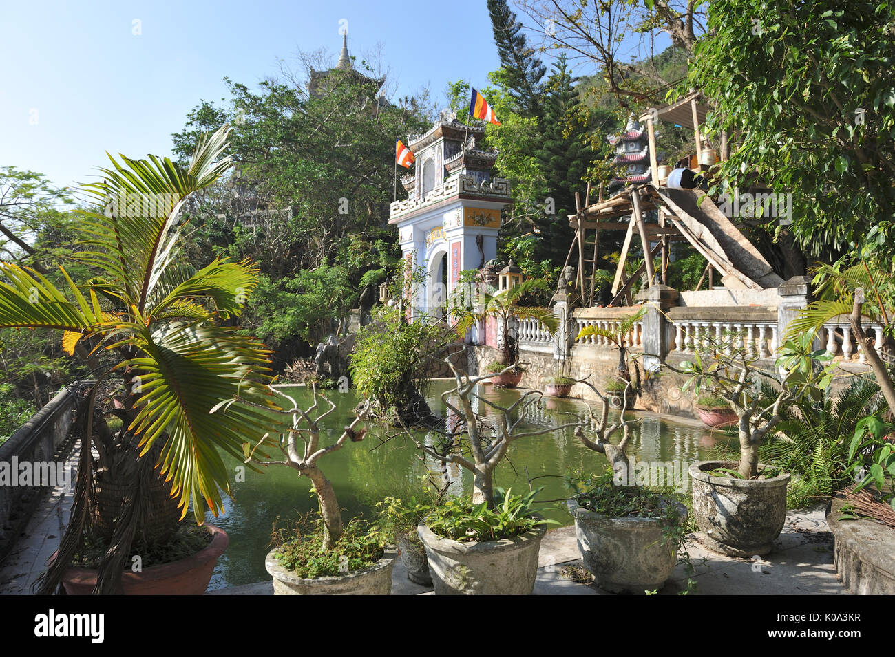 Vue sur la piscine avec la porte de pagode. La pagode Linh Ung Non Nuoc. Da Nang. VIETNAM Banque D'Images