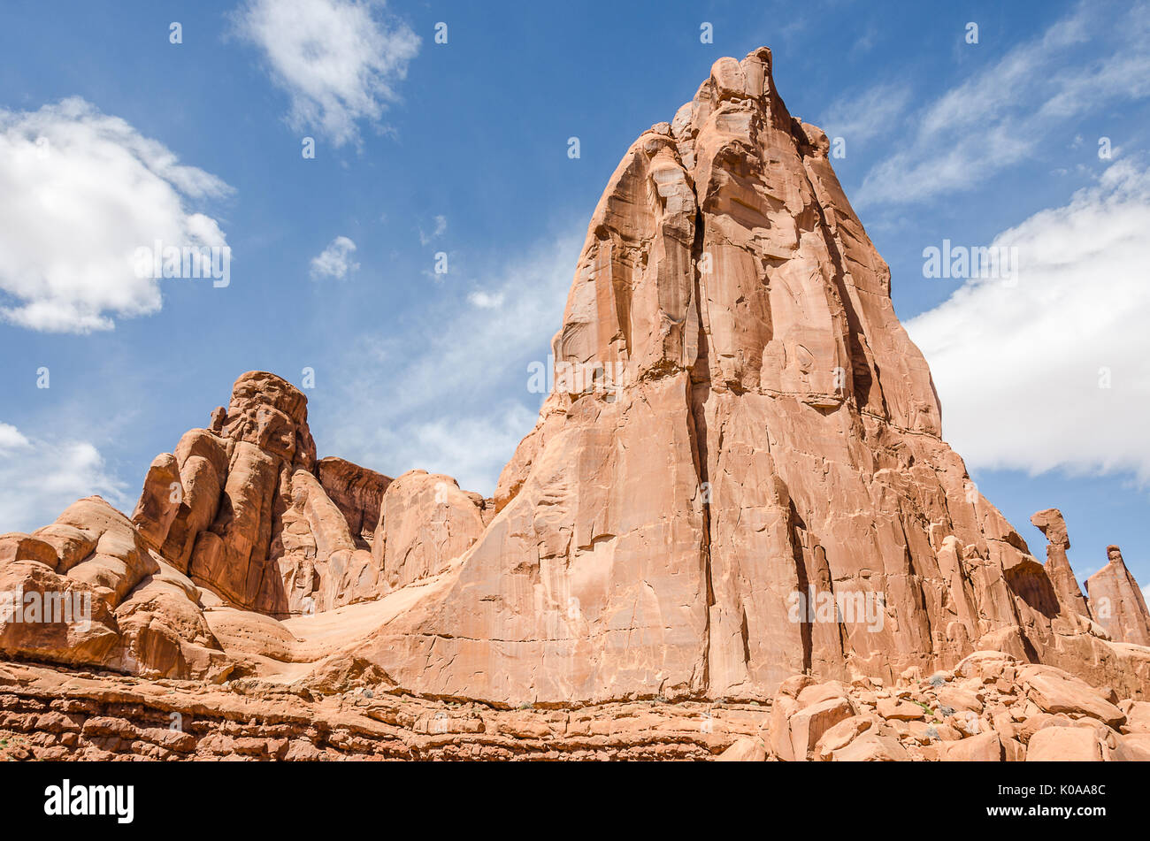 Énorme rocher domine tous les autres formations à proximité de Arches National Park Banque D'Images