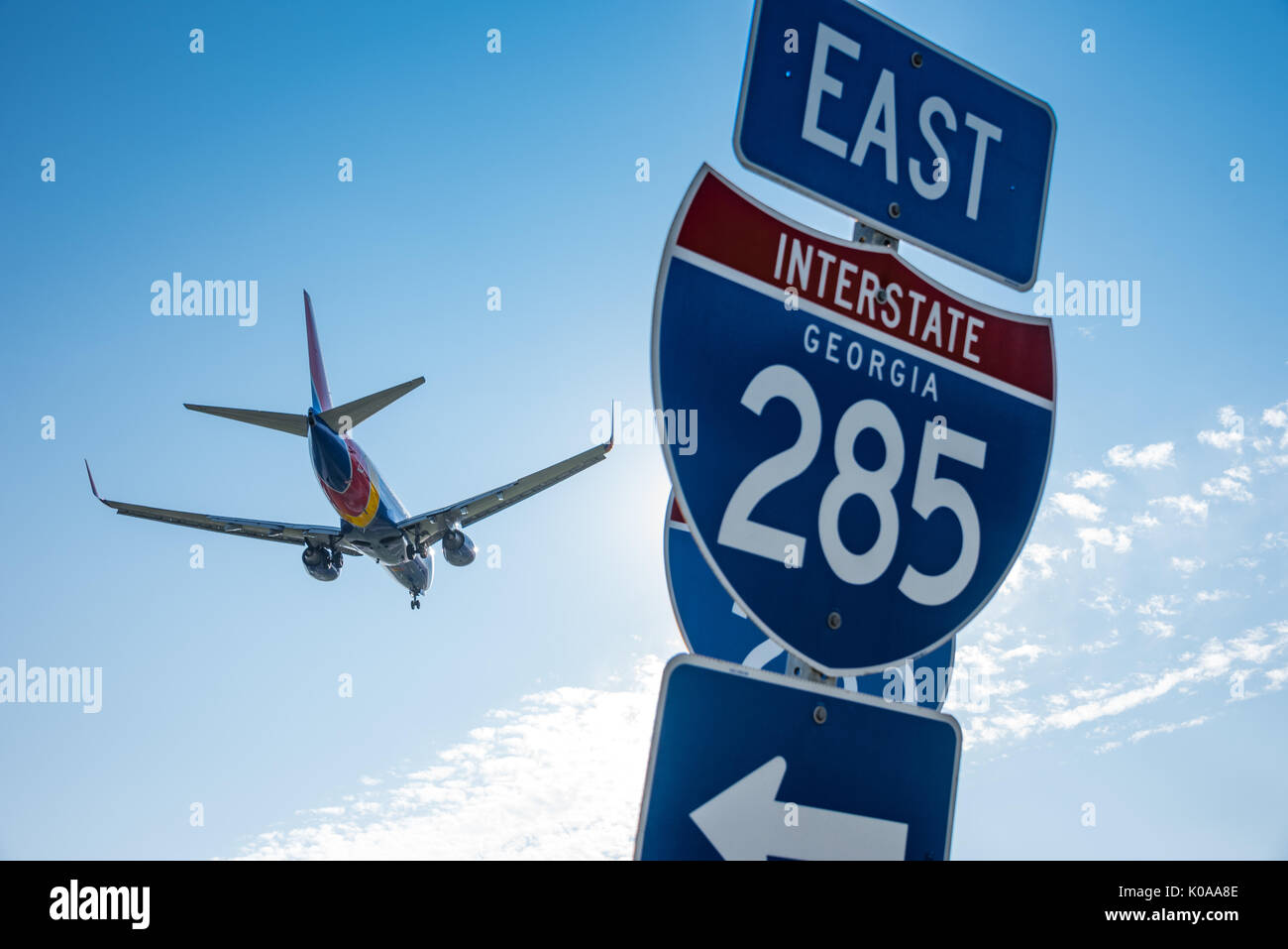 Southwest Airlines passenger jet près de la piste de l'Aéroport International de Hartsfield-Jackson Atlanta le long de la I-285 de la Géorgie à Atlanta, Géorgie. Banque D'Images