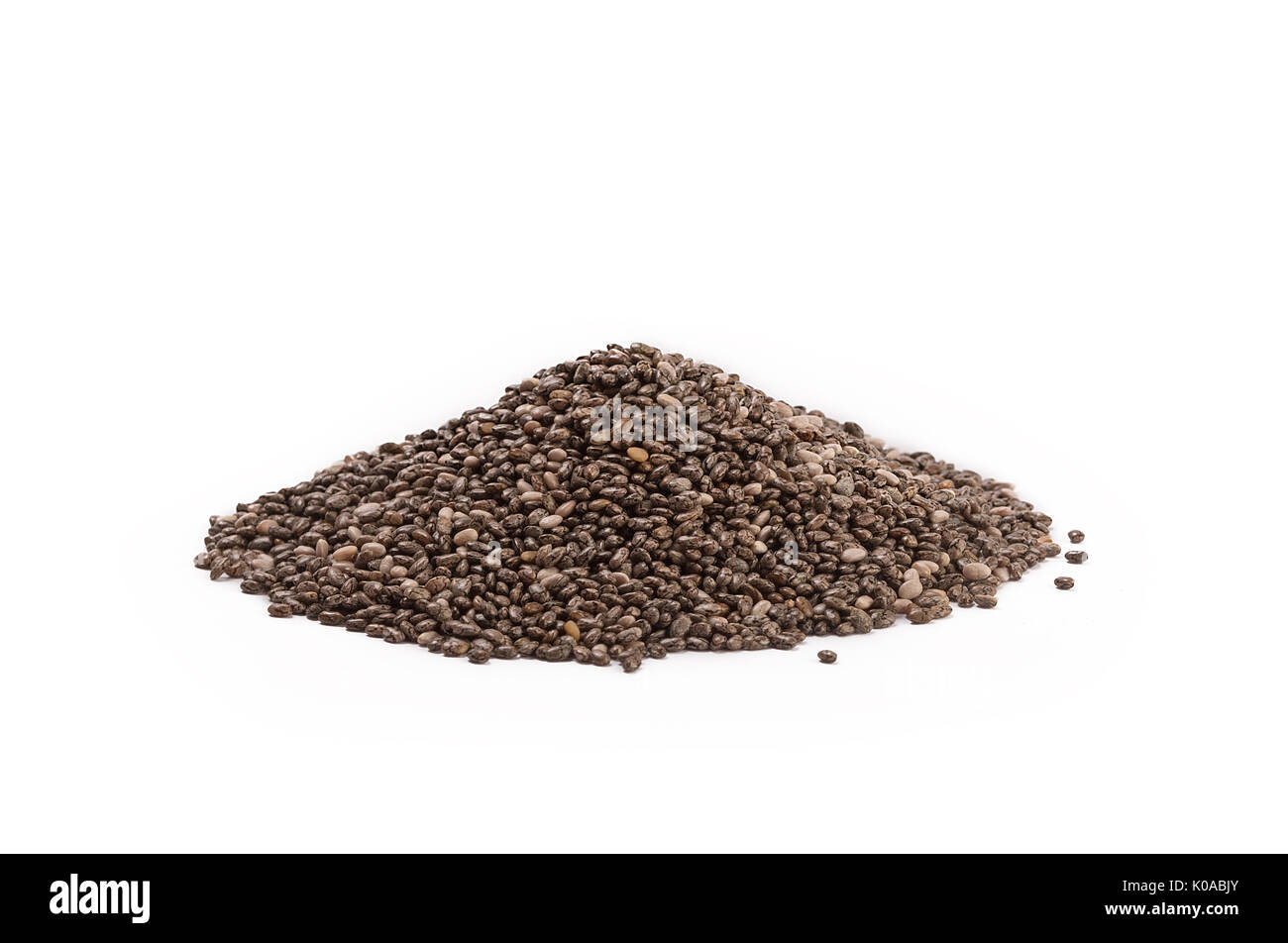 Un tas de graines de chia bio riche en acides gras omega-3, vue latérale sur blanc Banque D'Images