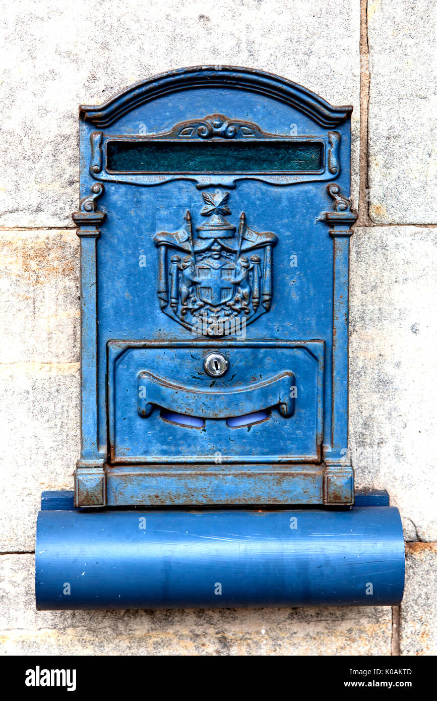 Rusty old post box set à wall Banque D'Images
