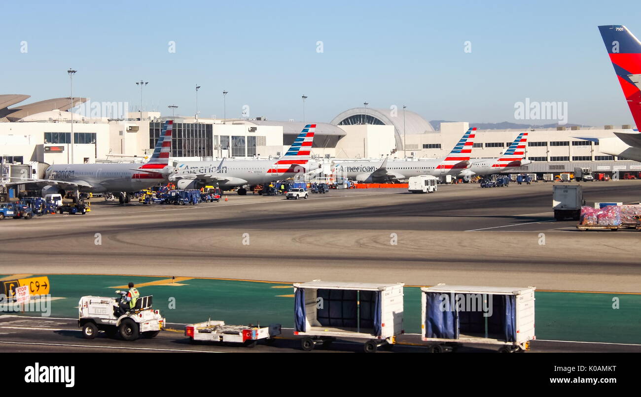 Los Angeles, USA - 25 septembre 2016 : Avions alignés en cours de préparation pour le vol à Los Angeles International Airport (LAX) Banque D'Images