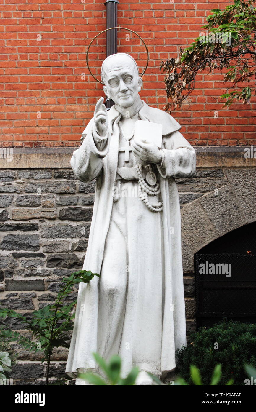 New York, USA - 27 septembre 2016 : Statue de Saint Alphonse à l'extérieur de l'église de St Antoine de Padoue situé à Greenwich Village de Manhattan. Banque D'Images