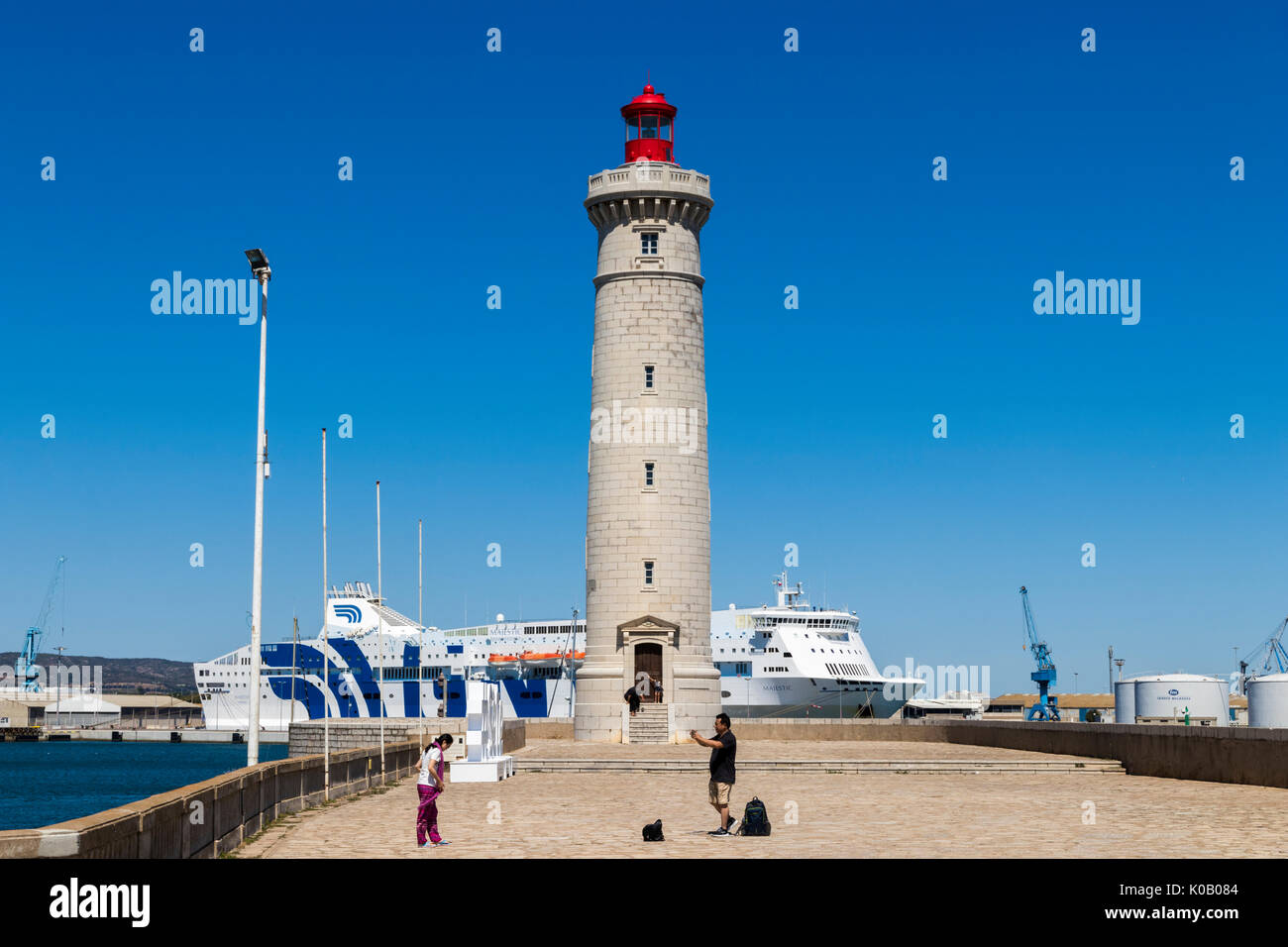 Le Phare Du Mole Saint Louis Dans Le Phare De Sete France Avec Le Gnv Majestic En Arriere Plan Et Les Gens De Prendre Des Photos Dans L Avant Plan Photo Stock Alamy