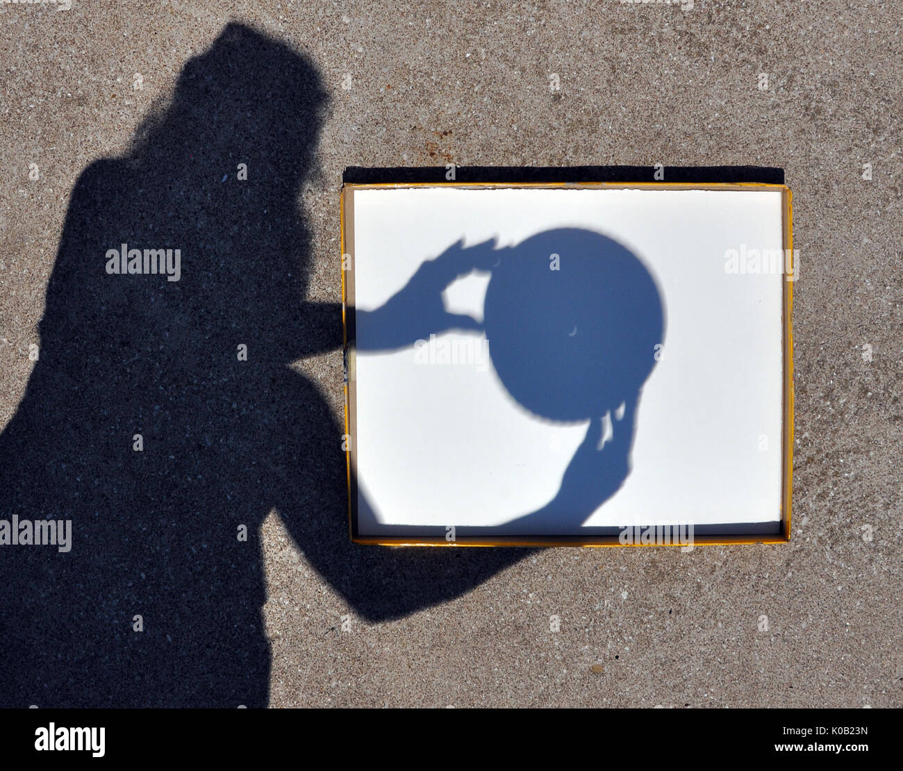 Ombre de jeune femme l'alignement d'une caméra cachée de capturer les rayons du Croissant-Rouge au cours de l'éclipse le 21 août 2017 Banque D'Images