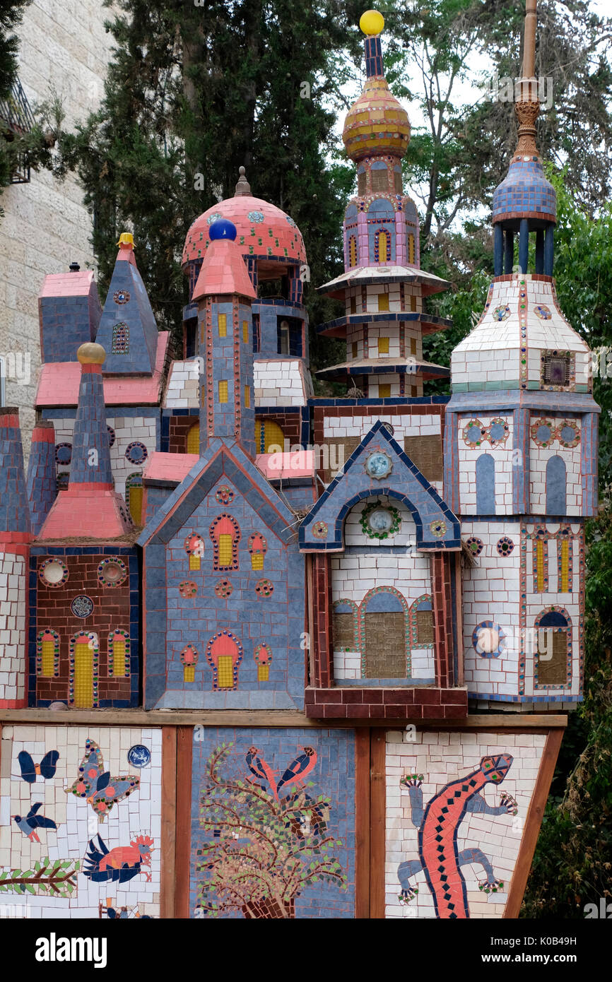 Décoré d'une petite structure au cour d'un bâtiment résidentiel sur la rue Alfasi à Rehavia quartier Rehavia également dans l'ouest de Jérusalem Israël Banque D'Images