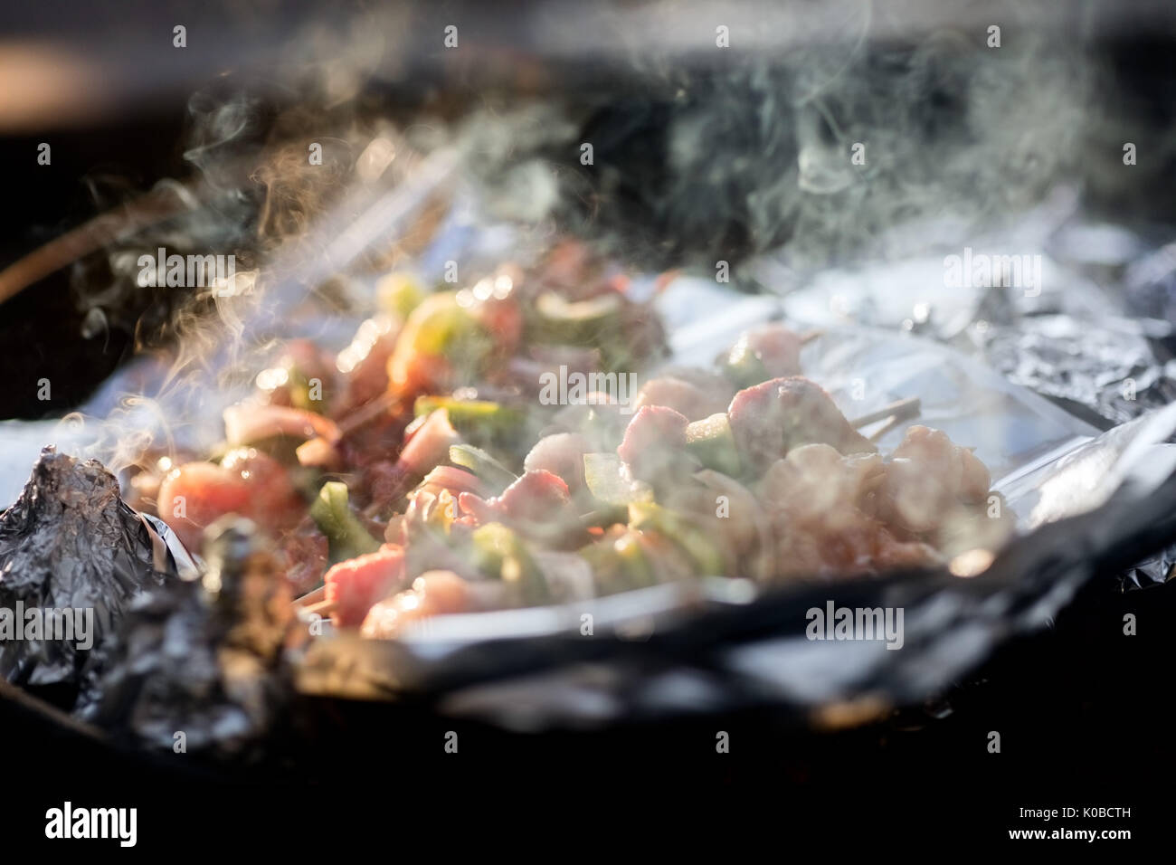 Brochettes de viande fumée monte en foyer de cuisson Banque D'Images