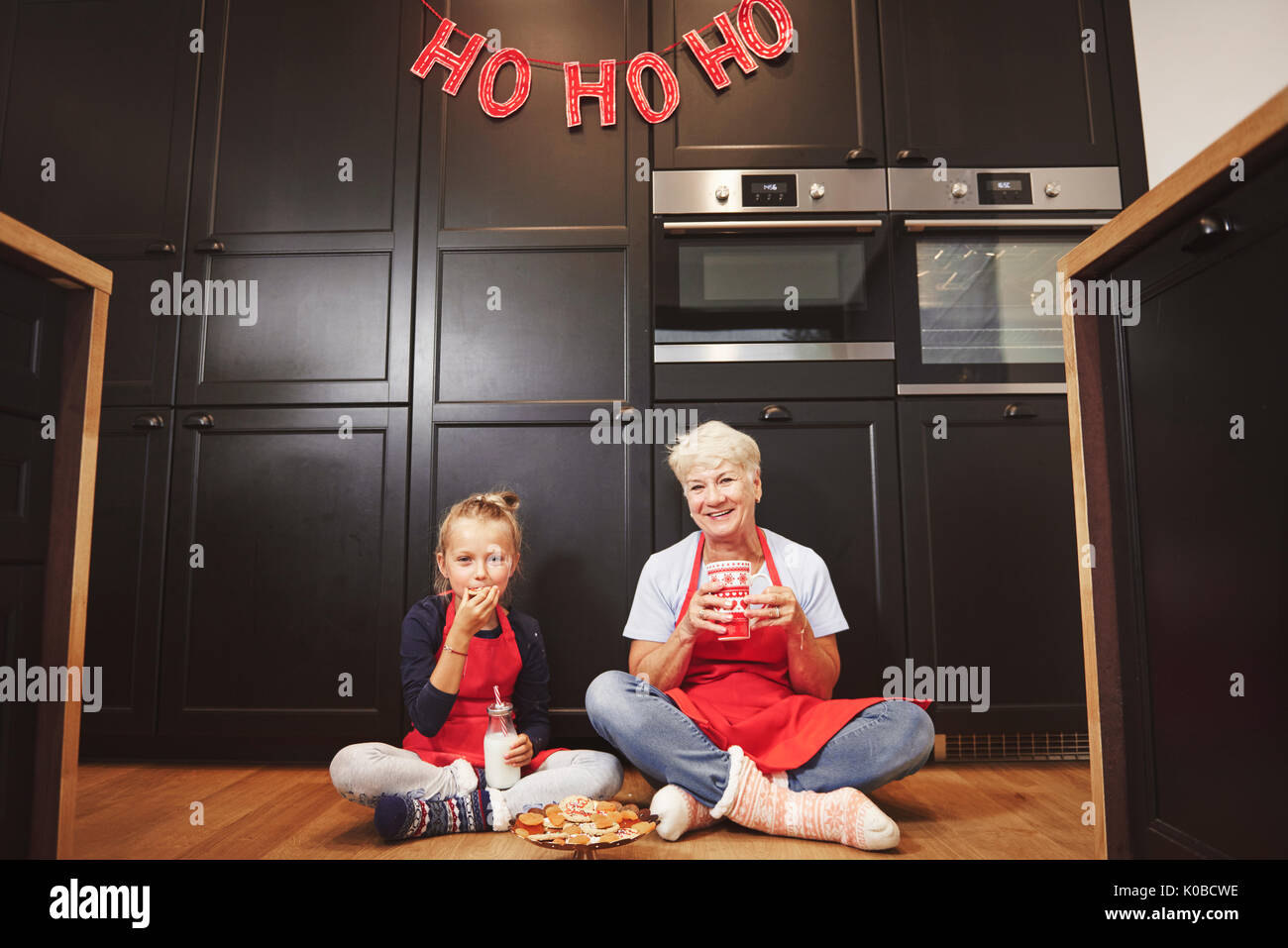 Portrait de grand-mère et sa petite-fille dans la cuisine Banque D'Images