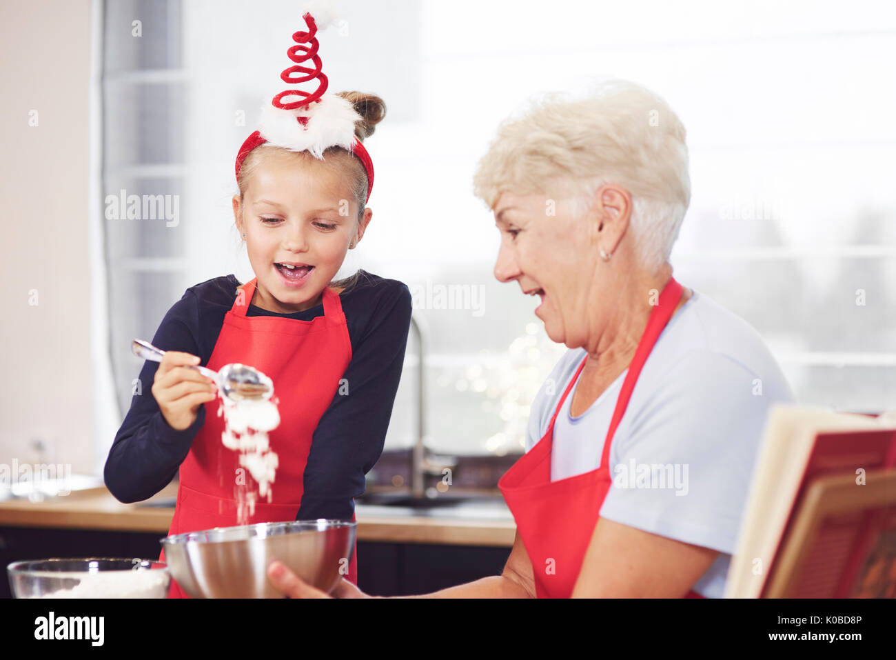 Grand-mère et fille ensemble des cookies Banque D'Images