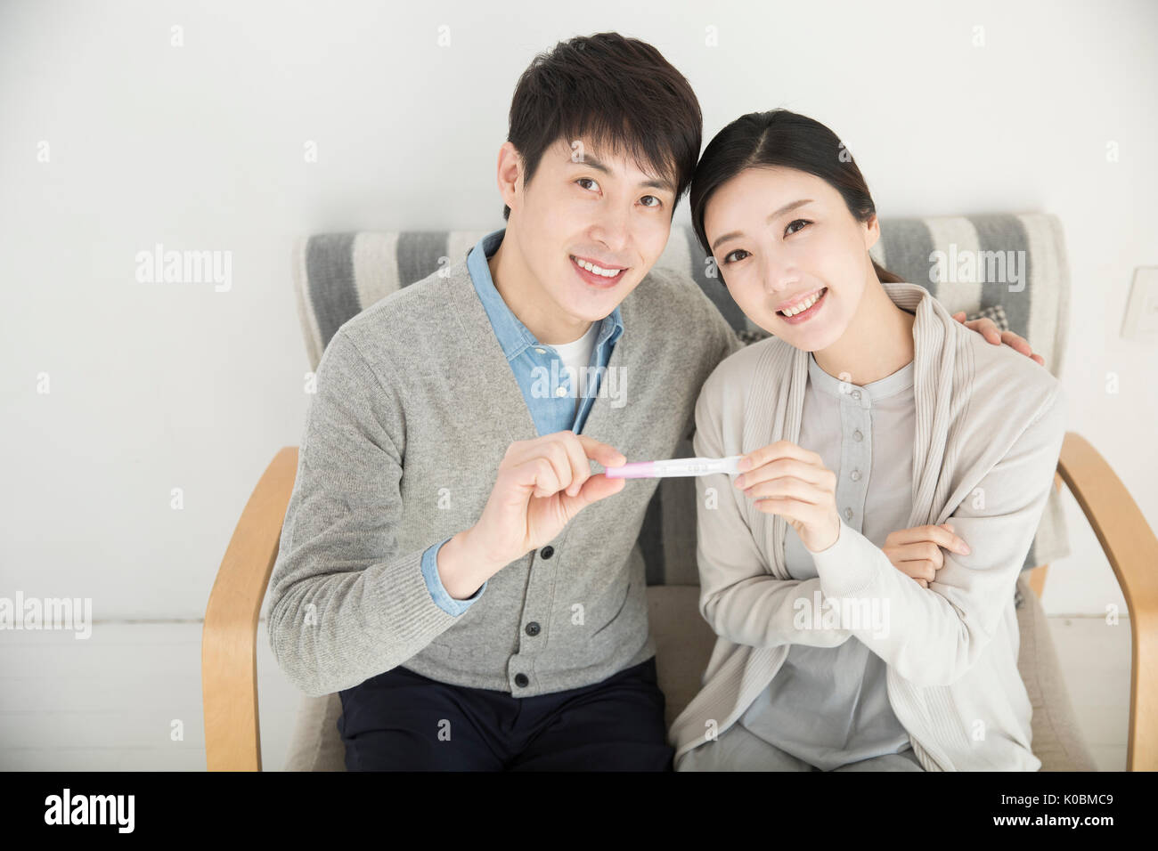 Test de grossesse couple harmonieux Banque D'Images