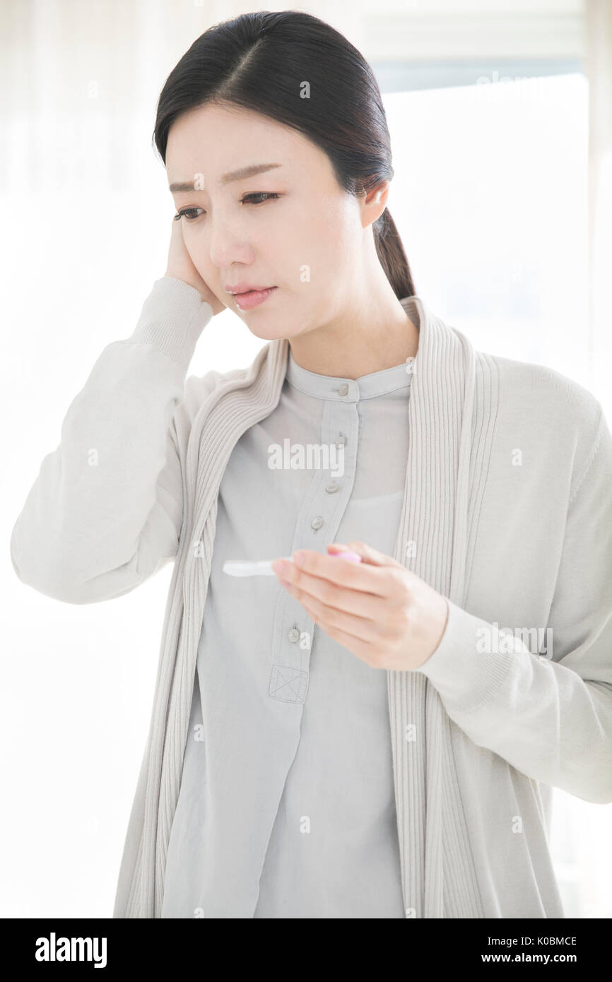 Test de grossesse faire peur Femme Banque D'Images